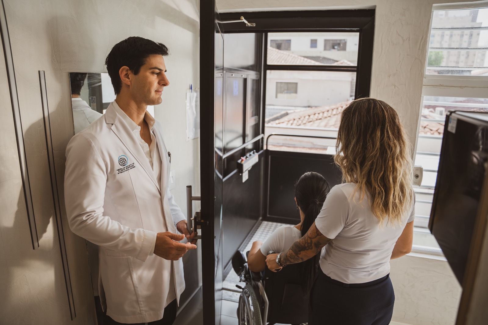 Cirurgião plástico Dr. Josue Montedonio explica por que cada cicatriz tem uma história — e como a cirurgia pode ser parte do processo de cura emocional