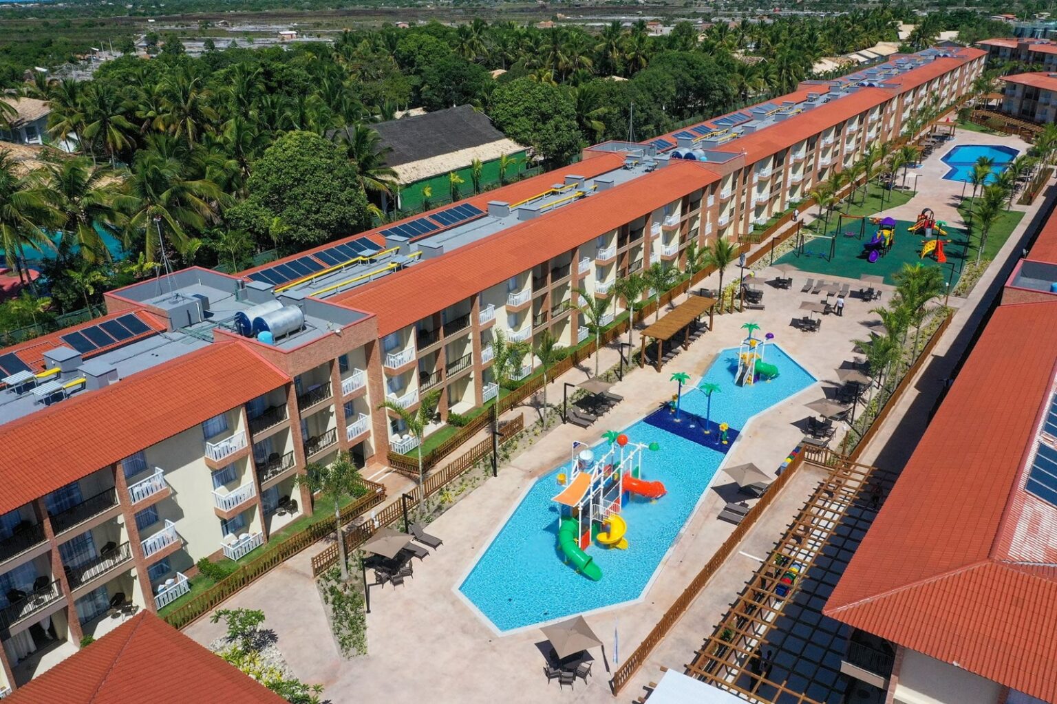 Ondas Praia Resort comemora quatro anos com show ao pôr do sol na Praia do Mutá 