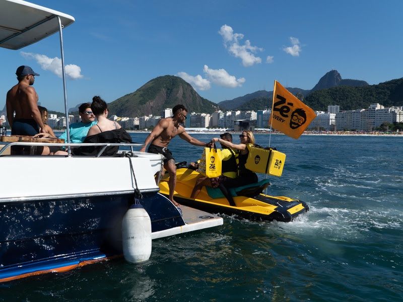 Zé delivery, patrocinador oficial do Todo Mundo no Rio, entrega bebida gelada até para quem vai curtir o show em barcos parados em Copacabana