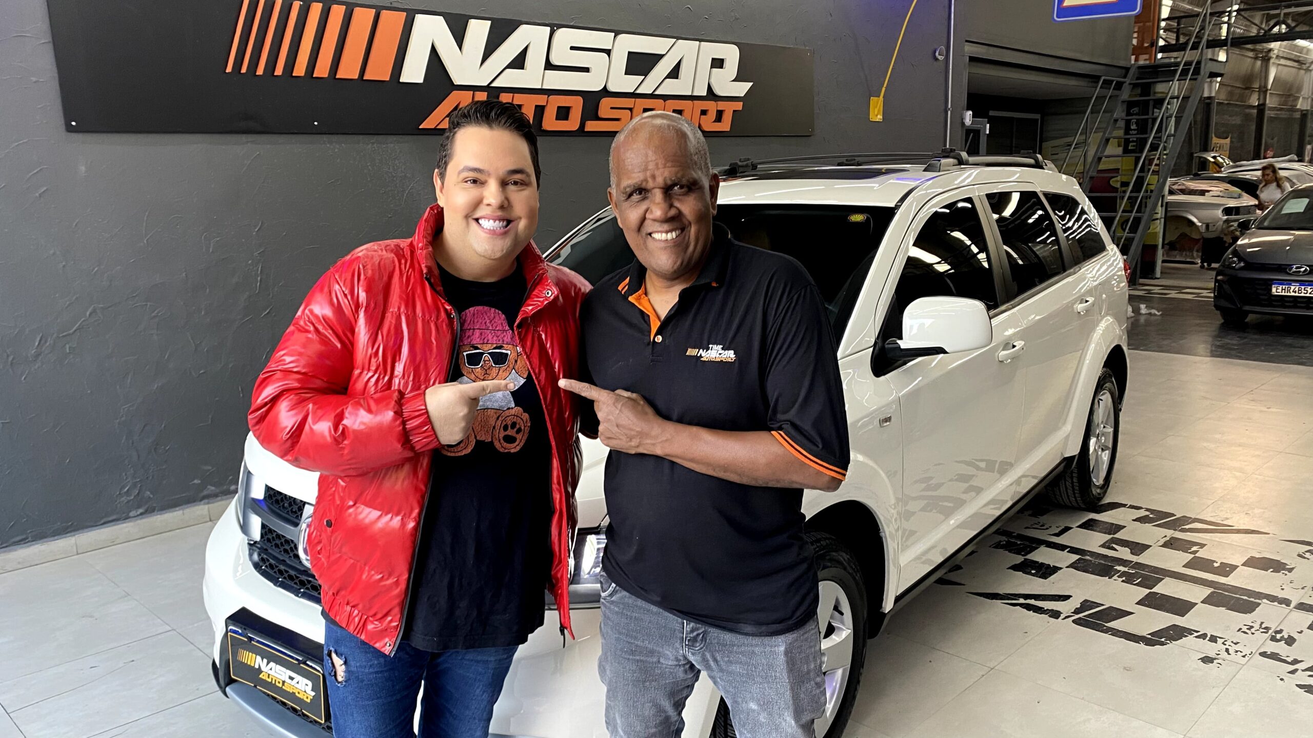 Carro do Fofoquito ganha nova vida pelas mãos do CEO Ney na Nascar Auto Sport