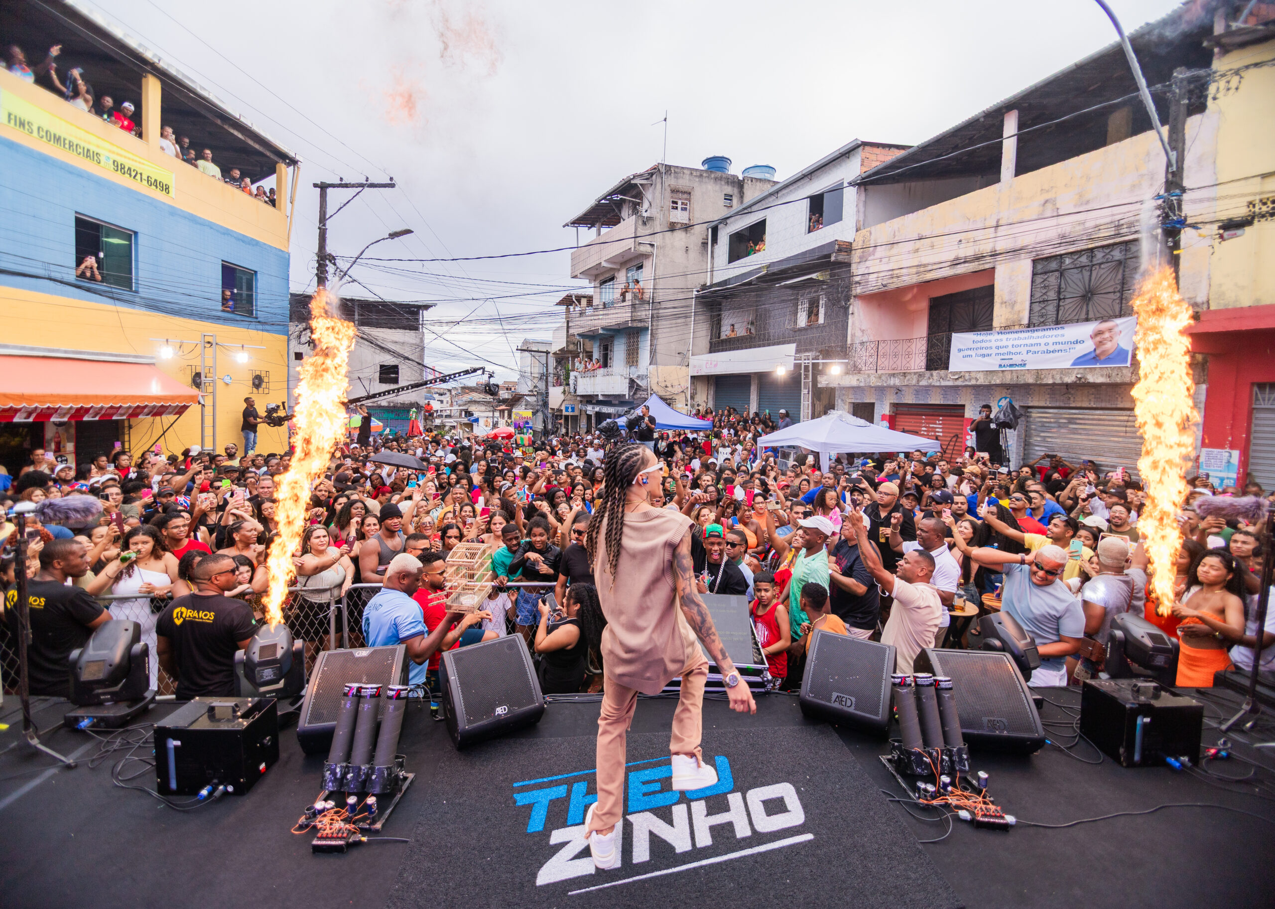 Com participações de João Gomes, Vitor Fernandes e Thiago Aquino, Theuzinho grava novo audiovisual em Feira de Santana