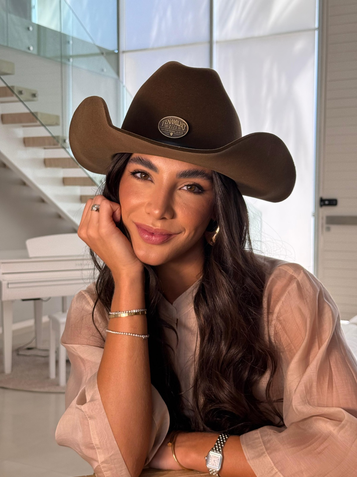Gabriela Versiani encara novo desafio e estreia como apresentadora oficial da Fenamilho 2025