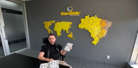 De quem fez da rua uma escola e da coragem seu diploma, agora vem a nova estrela da TV aberta: ALÔ DARLAN o programa que vai transformar as tardes do Brasil! Superação, alegria e verdade!