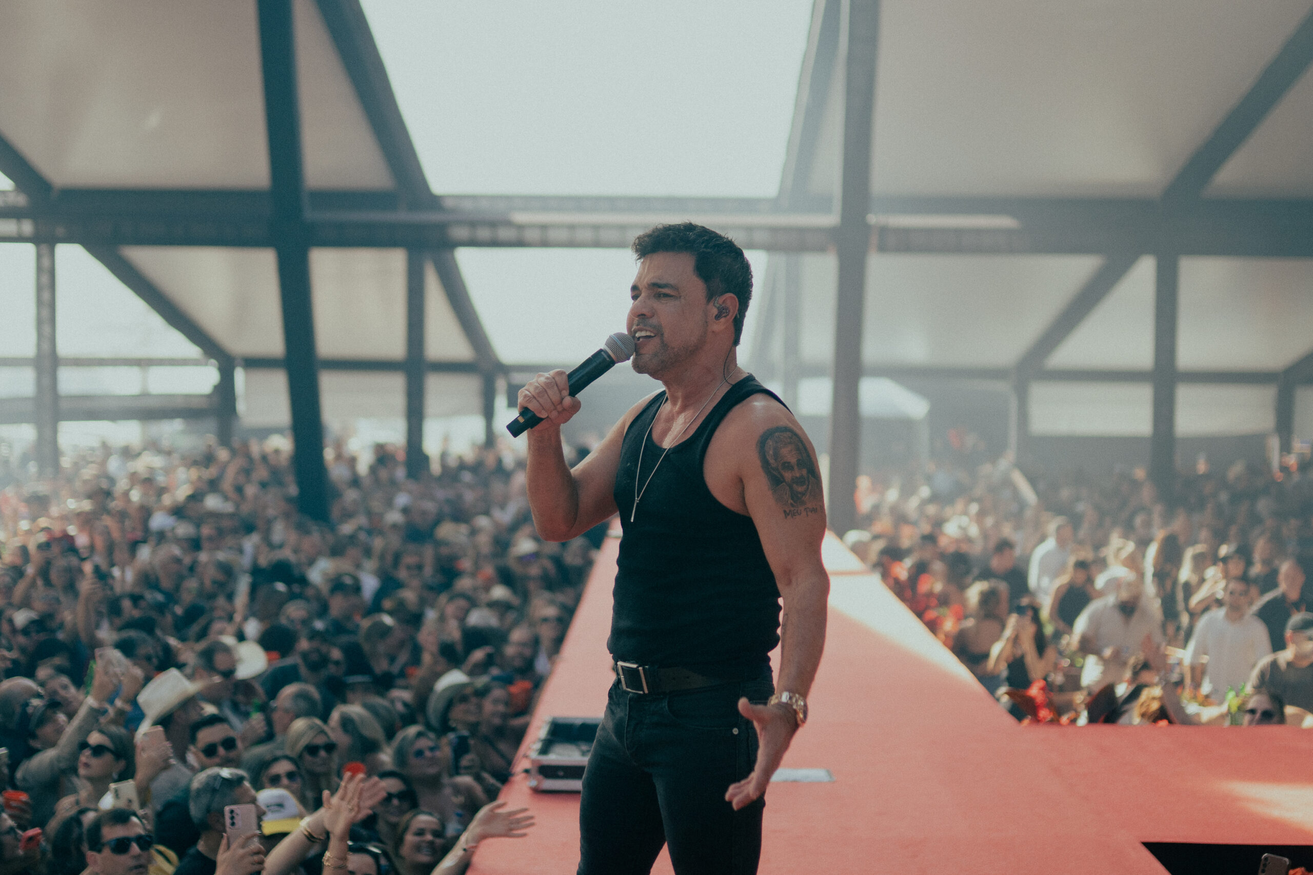 Zezé Di Camargo arrasta multidões e esgota ingressos em São José dos Campos (SP) e Sinop (MT) com a turnê “Rústico”
