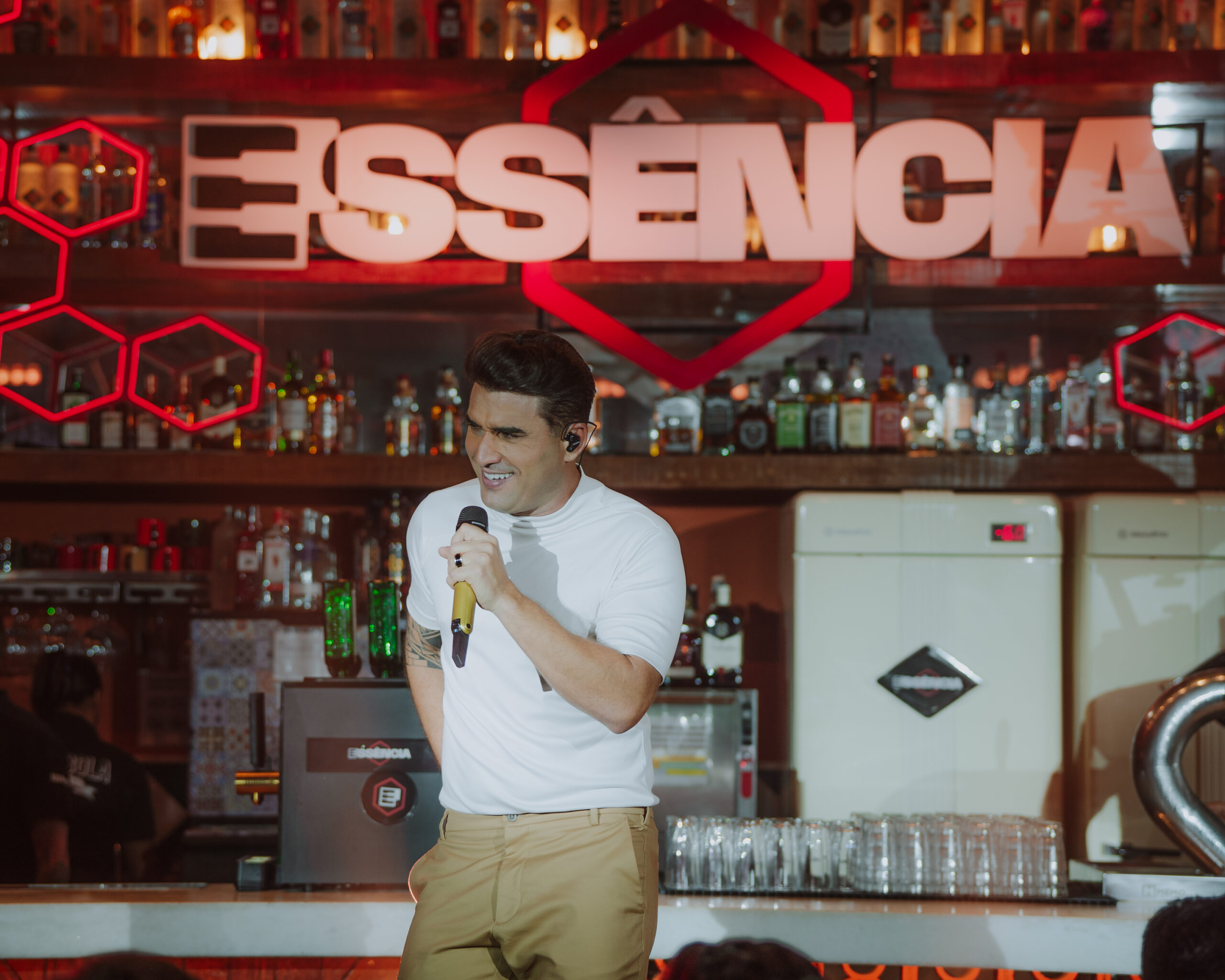Tayrone lança o álbum completo “Essência” e conquista fãs com show em Salvador