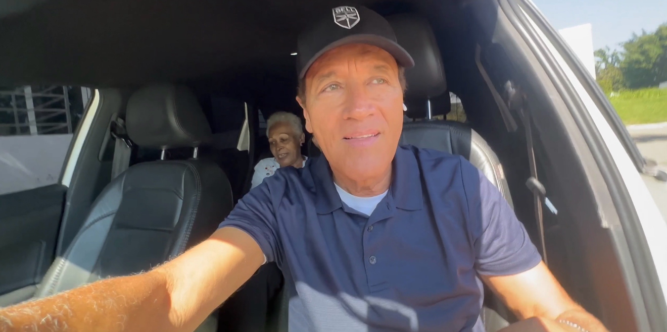 Comandante Hamilton surpreende ao virar motorista de aplicativo e emociona mãe guerreira com presente inesquecível