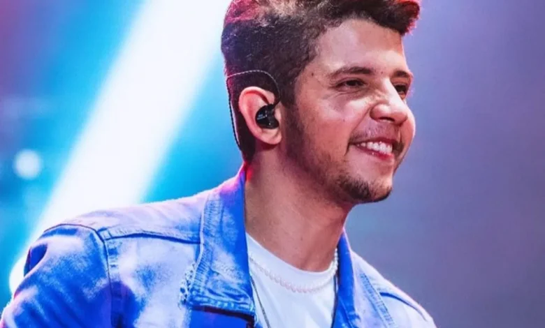 Nadson O Ferinha transforma boteco em palco e lança audiovisual “Tomando Uma Com o Ferinha”