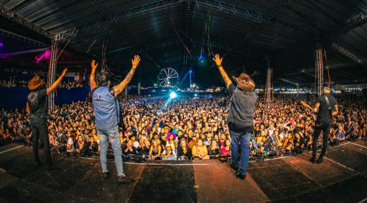 TRAIA VÉIA ARRASTA MULTIDÃO NA EXPO PALOTINA 2025 COM SHOW PARA MAIS DE 30 MIL PESSOAS
