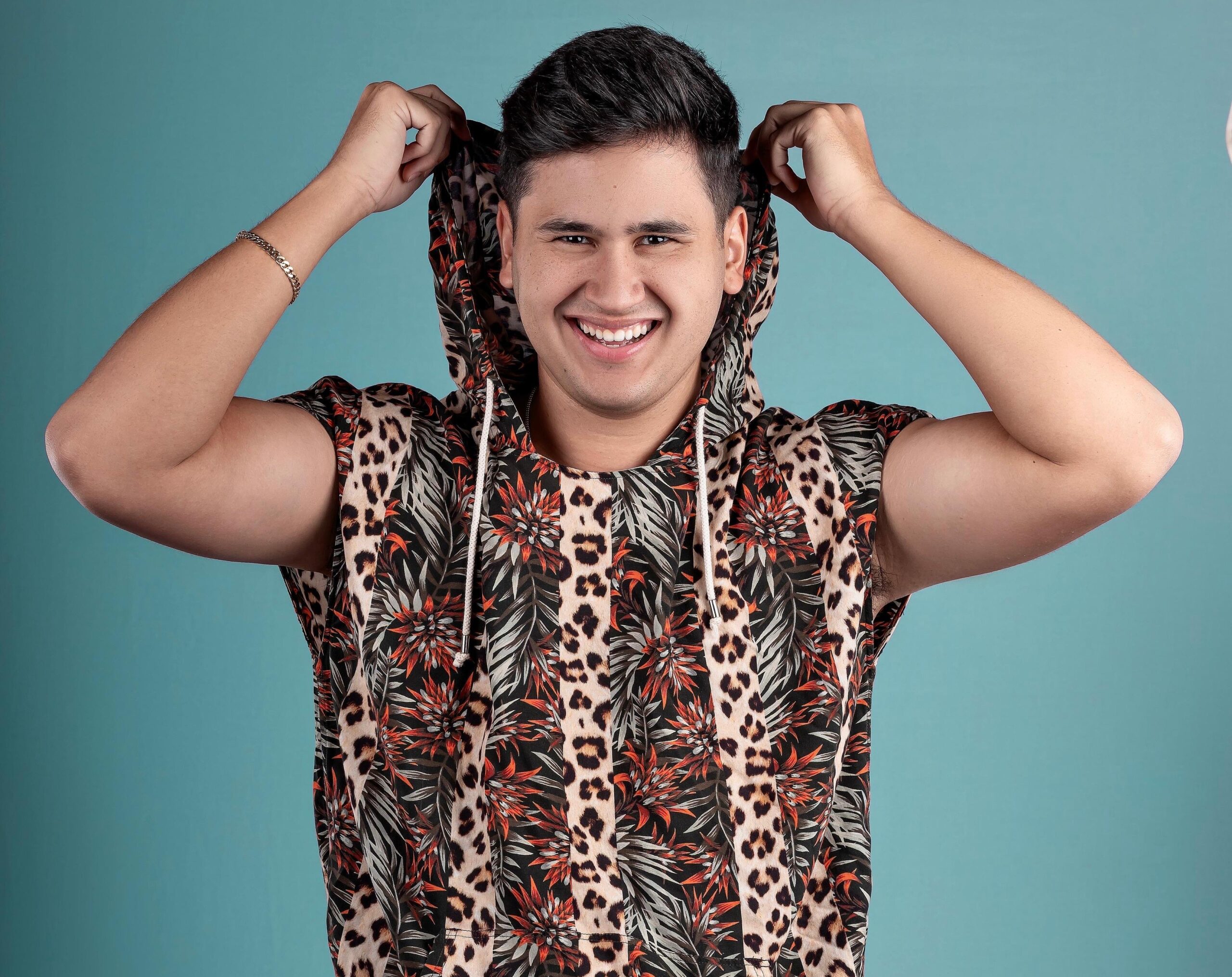 De criança prodígio a galã! Estrela do The Voice Kids volta ao Brasil e surpreende com transformação. Se preparem que ele vai cantar e encantar!