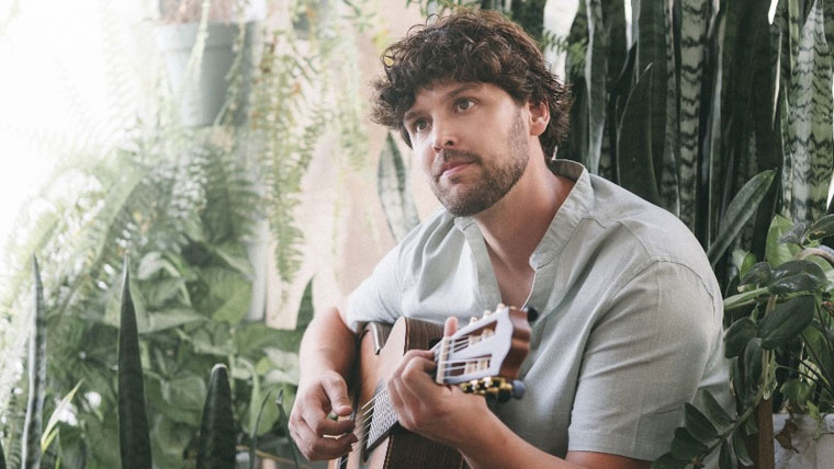 Teatro Cesgranrio apresenta Hugo Branquinho “Entre Versões e Canções”