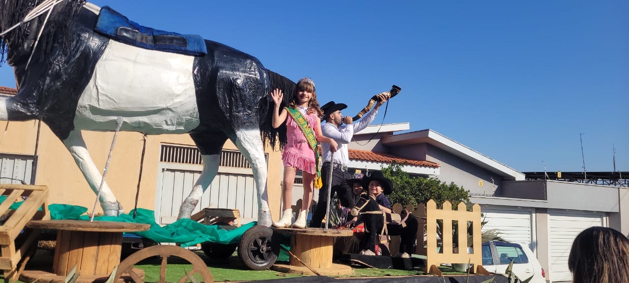 Alycia Vitória Soares encanta no desfile dos 167 anos de Pitangueiras como Mini Miss Brasil 2025