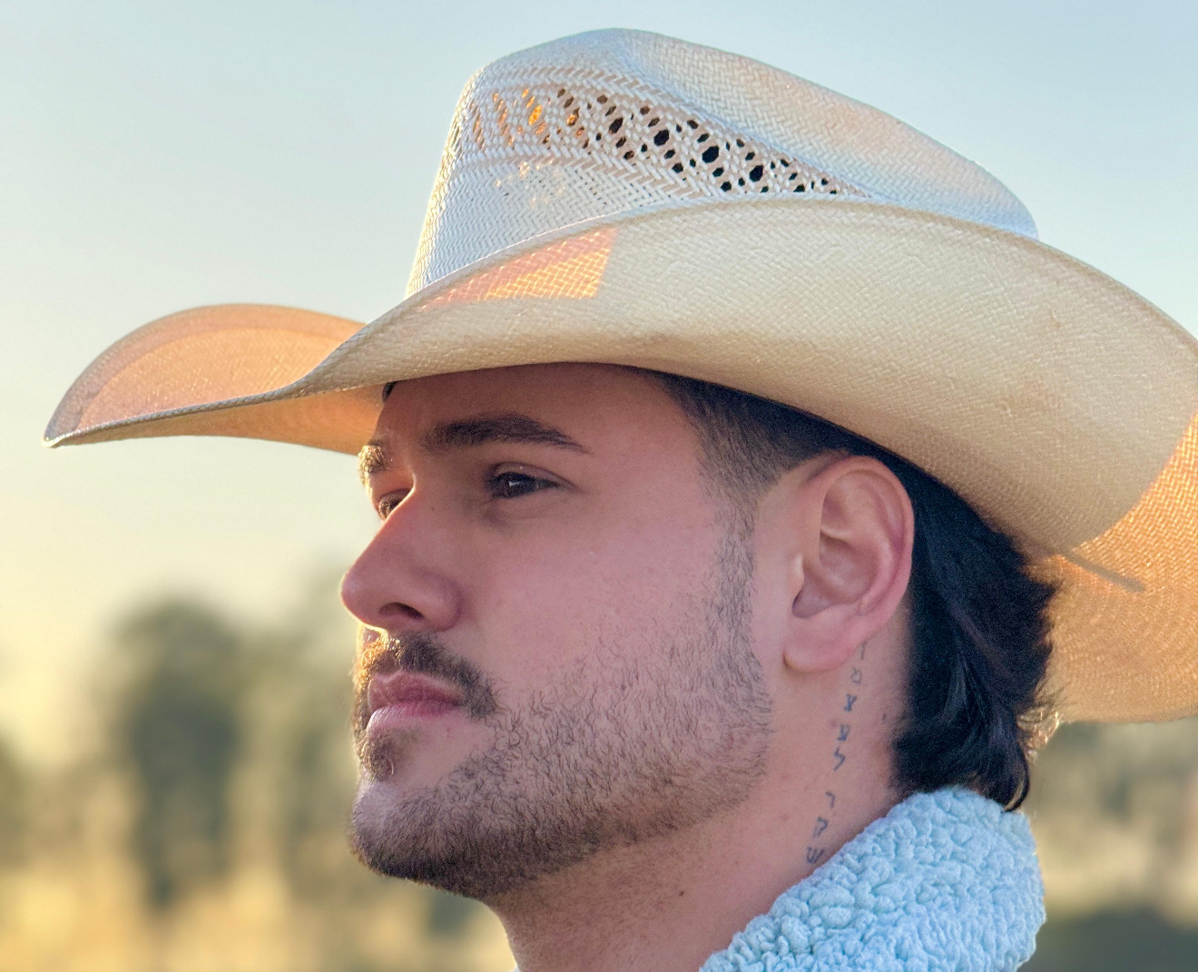 Quem é César Rincon, o influencer “realizador de sonhos” que vive em rancho inspirado no Texas, em SC