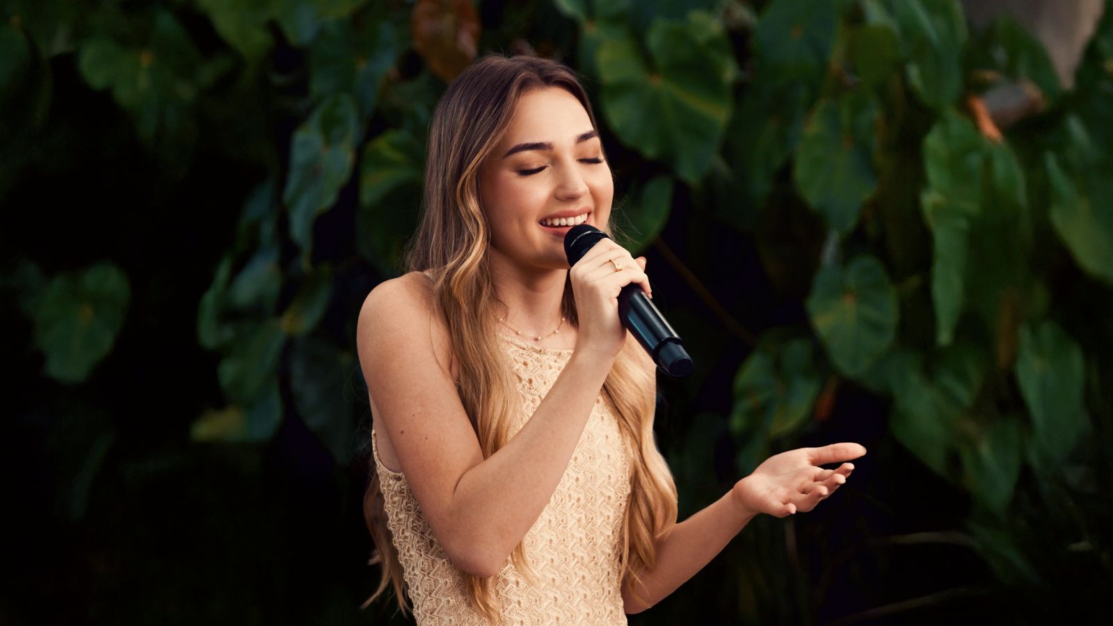 Esther Durán lança versão em português do sucesso latino e conquista fãs no Brasil