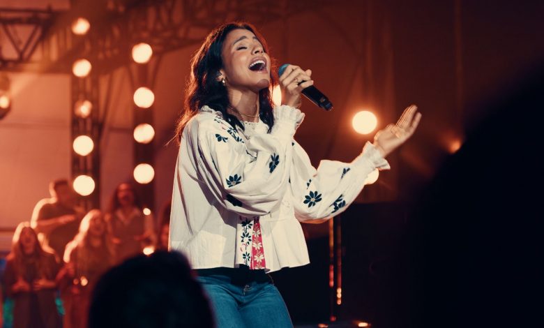 Destaque do gospel, Julia Vitória apresenta canção inédita com medley surpresa
