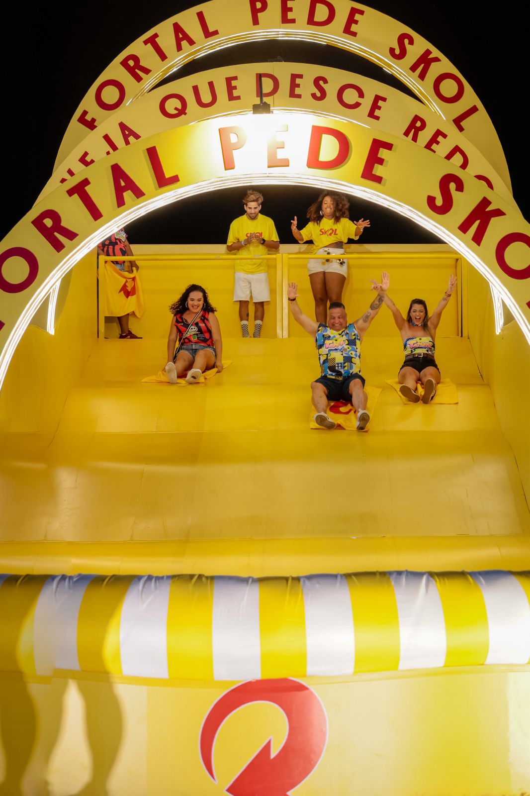 SKOL estreia no Fortal 2025 com escorregador gigante e convida foliões a descerem redondo na folia