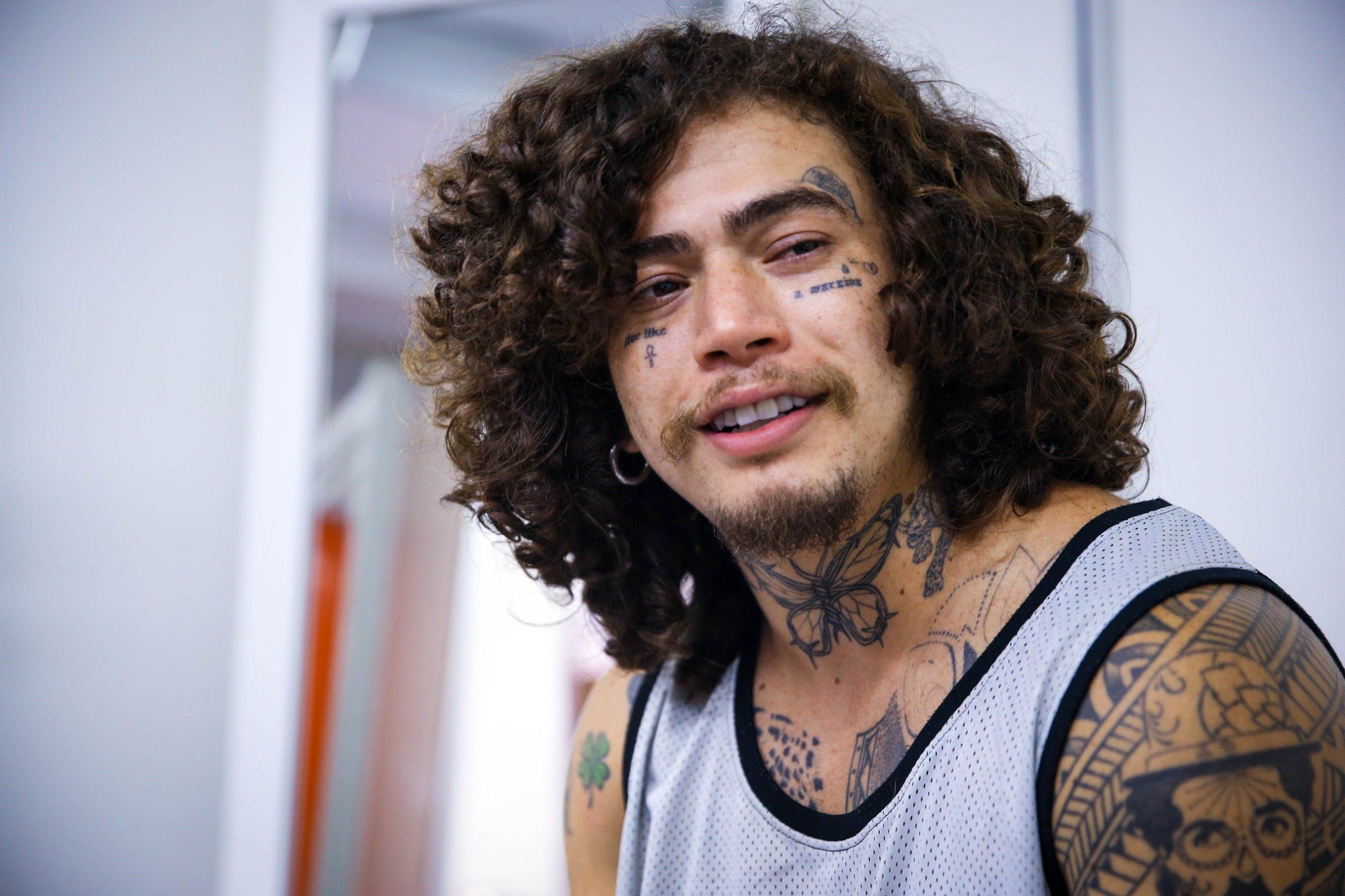 Whindersson Nunes distribui marmitas a moradores em situação de rua durante visita ao RS