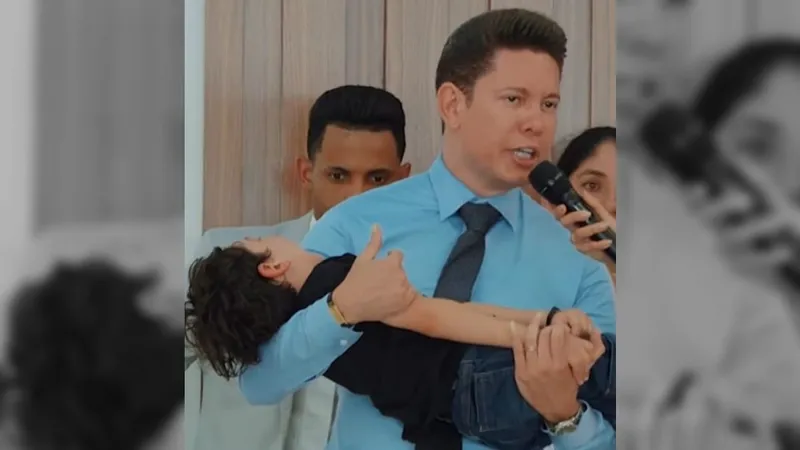 Bispo doa R$ 100 mil para criança e emociona multidão em Feira de Santana