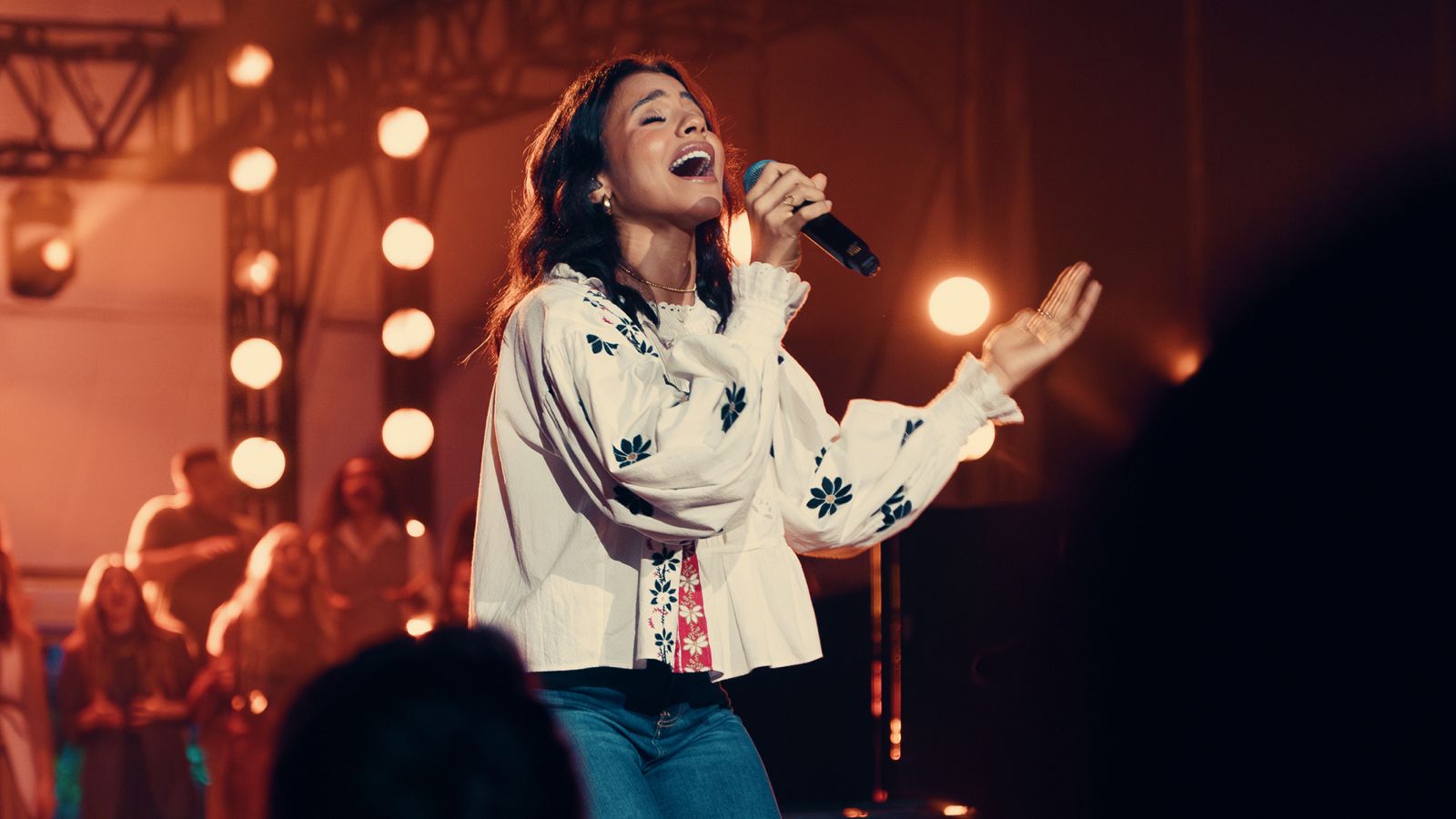 Julia Vitória emociona ao lançar “Amor Infinito” com trecho surpresa de clássico do gospel