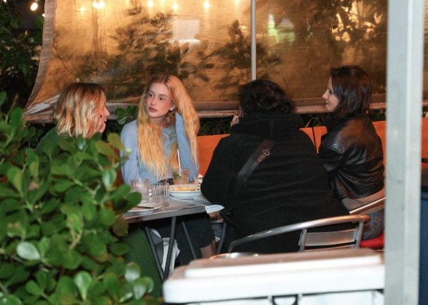 Marina Ruy Barbosa e Bianca Comparato se reúnem com equipe da série Tremembé em jantar no Rio