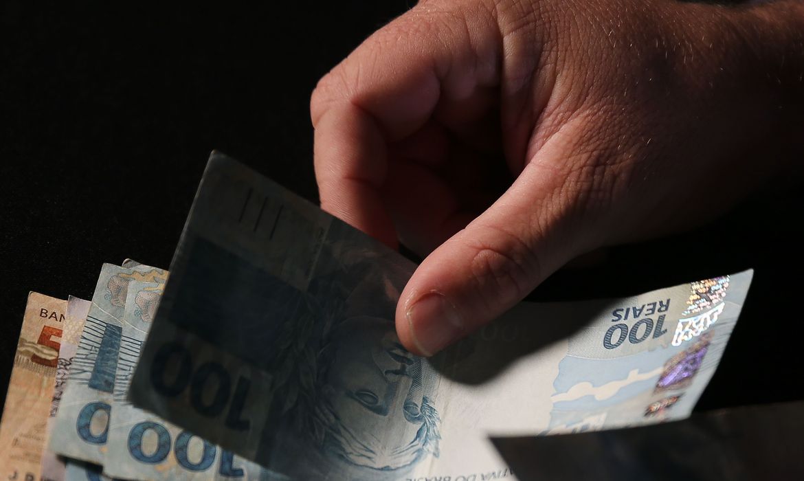 Depositei uma nota falsa: e agora? Entenda os riscos, consequências e como agir corretamente