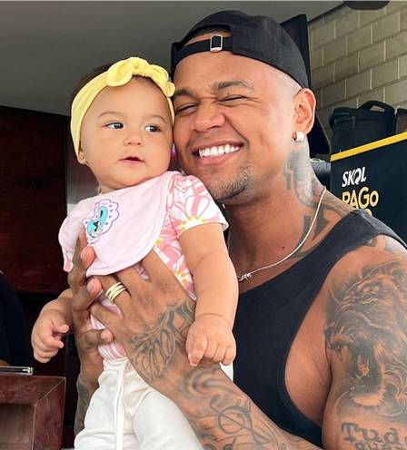 Léo Santana adia compromisso profissional para prestigiar homenagem da filha Liz na escola