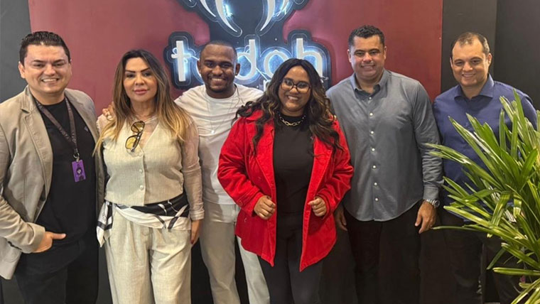 O cantor VJota comemora o sucesso de sua participação na 25ª edição da Expo Cristã