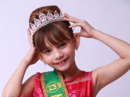 Alycia Vitória Soares: Mini Miss Brasil 2025 encanta em novo ensaio fotográfico e já se prepara para brilhar no mercado da moda