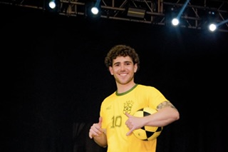 Jogador da base do Santos e Audax Henrique emociona público com homenagem a Pelé no SP Pocket Fashion