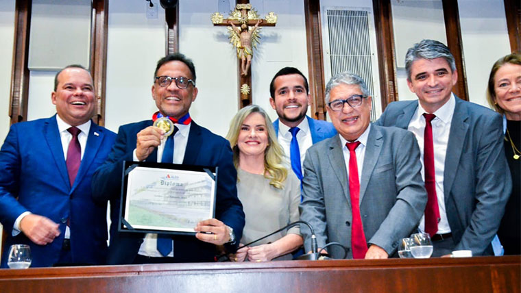 Zé Eduardo é homenageado com Comenda 2 de Julho: “Quem me colocou aqui foi o povo”