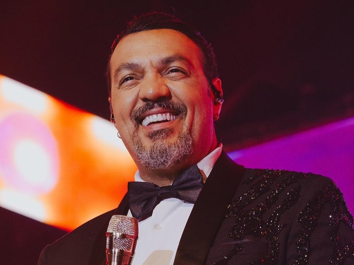 Belo presta homenagem a Rayane Figliuzzi e coloca placa com o nome da amada na mansão