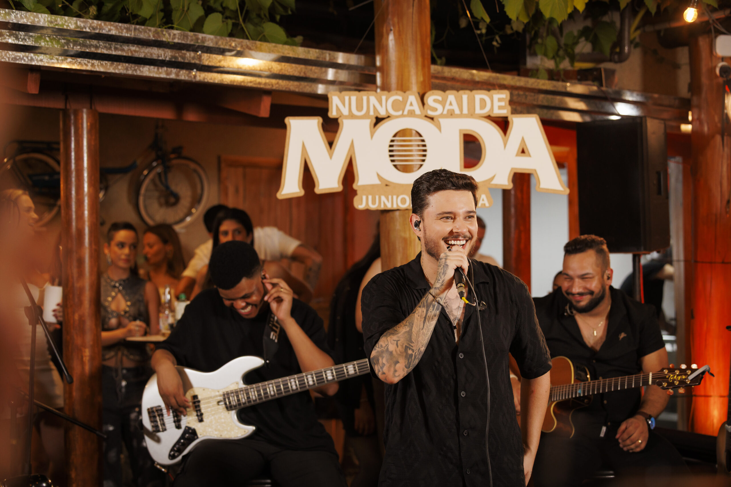 Júnior Marra grava “Nunca Sai De Moda” em clima de resenha no Galo Vei, em Goiânia