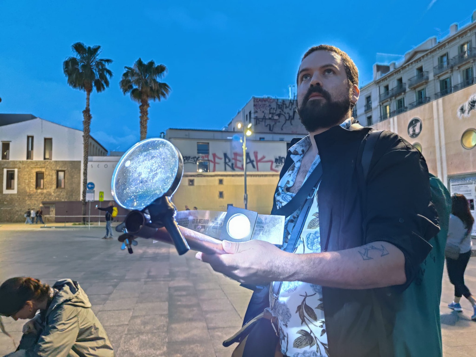 Poesia em luz: Cauê Maia ensina a construir Bazucas Poéticas no POW Festival em Ribeirão Preto