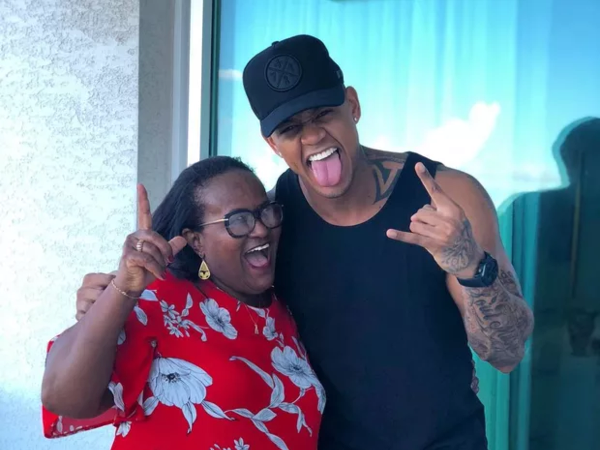 Léo Santana encanta a web ao prestar homenagem emocionante para a mãe em seu aniversário