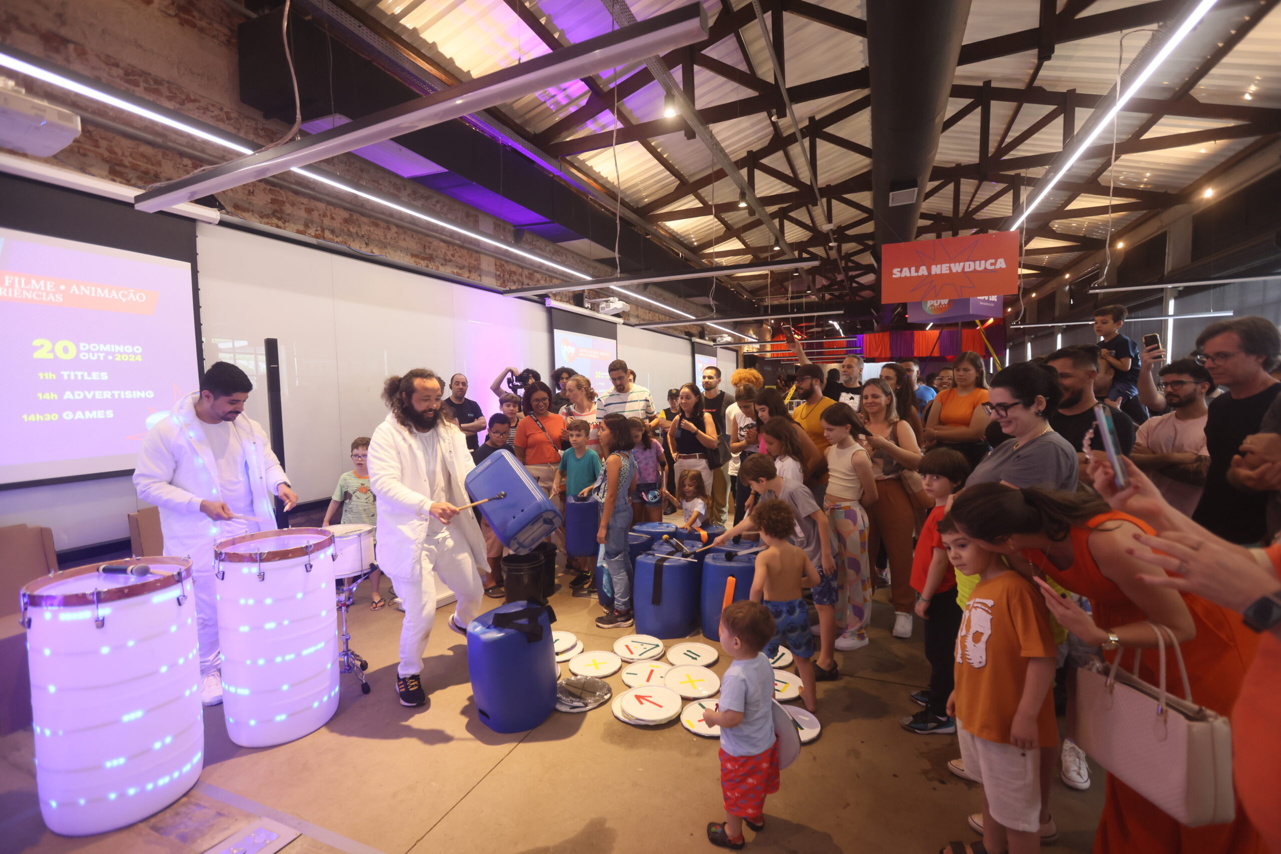 Ritmo sustentável: grupo Percurtindo ensina transformar recicláveis em instrumentos musicais no POW Festival