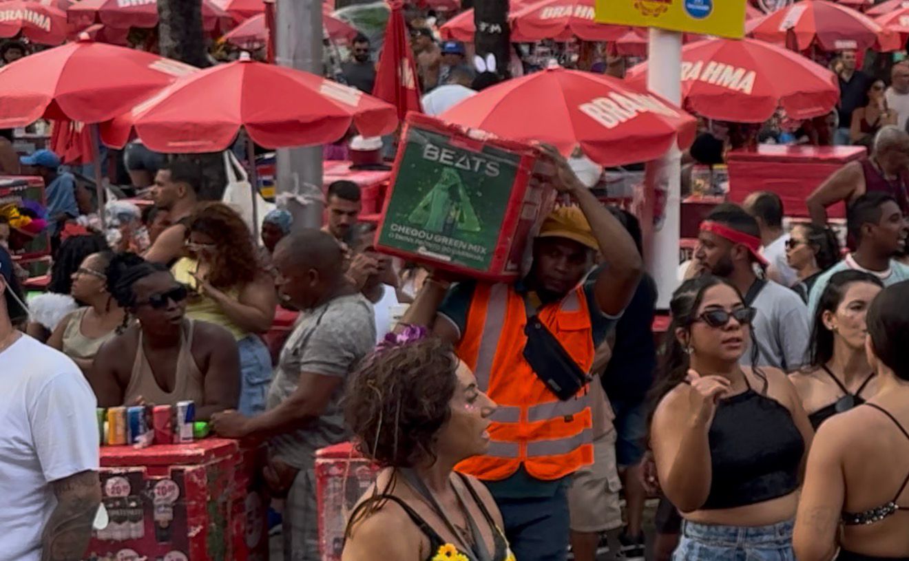Carnaval de Salvador impulsiona comércio informal e ambulantes registram crescimento nas vendas