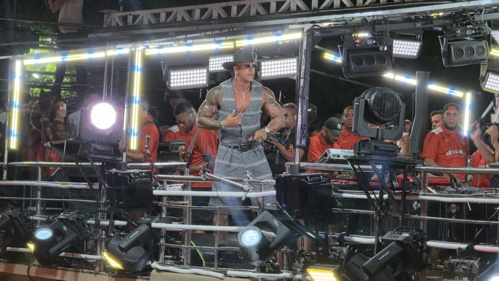 Léo Santana arrasta multidão histórica no Pipoco e transforma a Barra em palco do maior esquenta do Carnaval