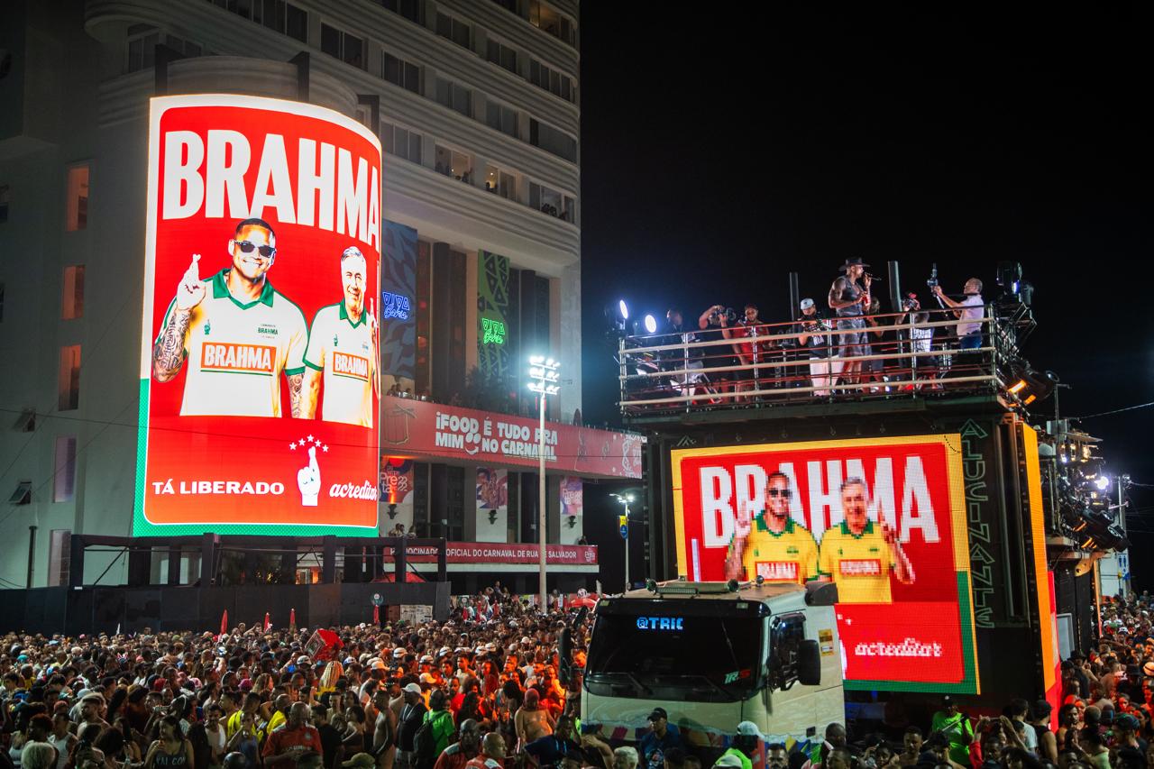 Léo Santana anuncia Carlo Ancelotti no Carnaval de Salvador a convite da Brahma