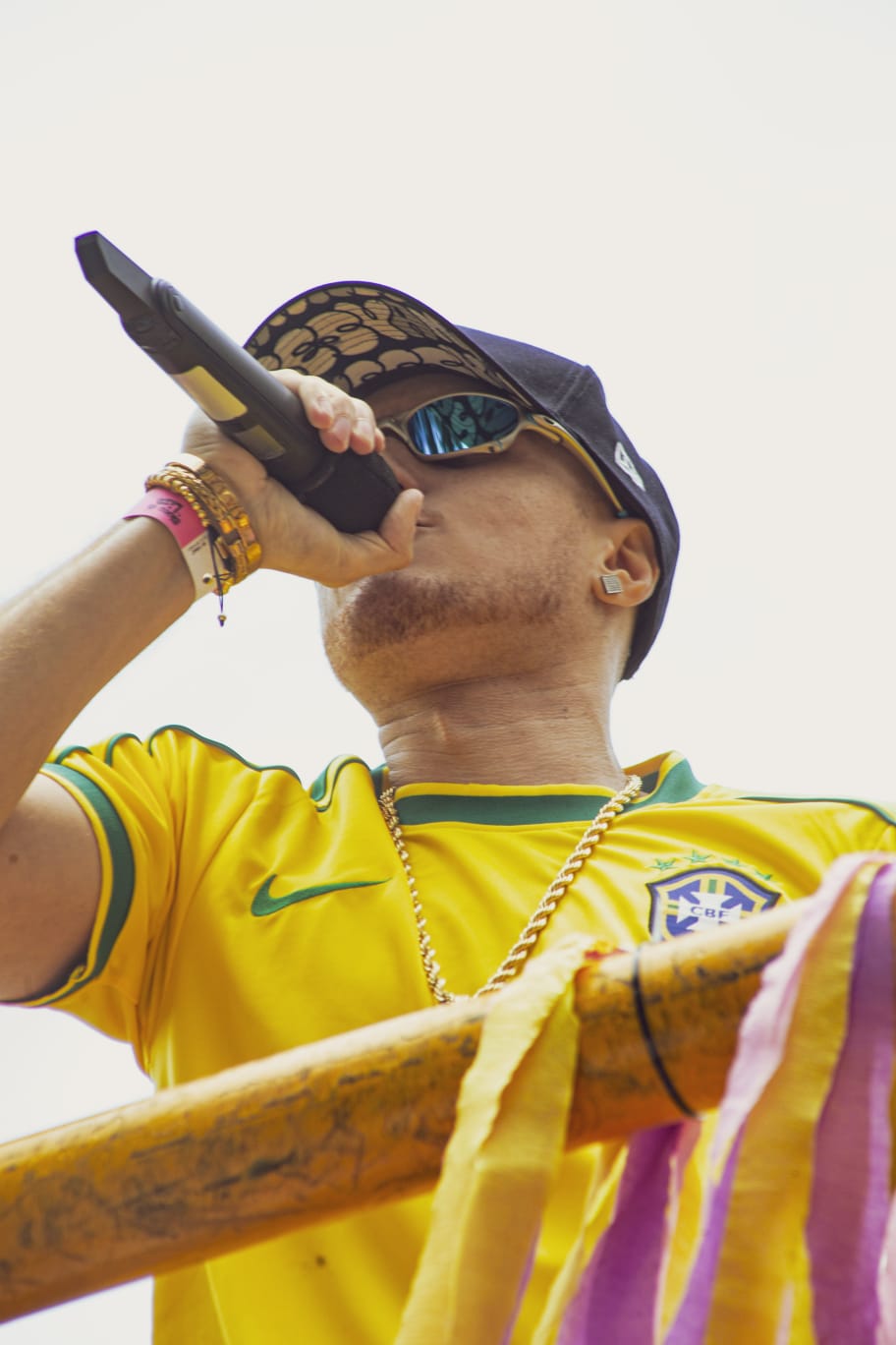 Quando a vida vira refrão: MC Artistta estreia no carnaval e conquista a Rua Augusta