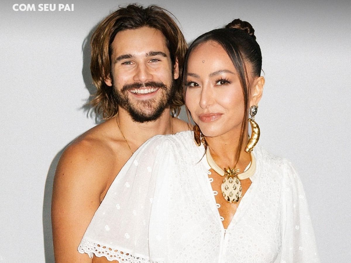 Nicolas Prattes faz declaração romântica para Sabrina Sato em seu aniversário de 45 anos